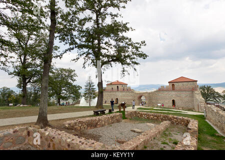 Belchin, Bulgarien - 3. September 2016: Touristen Spaziergänge rund um teilweise rekonstruierten römischen Festung cari mali grad, in der Nähe der Stadt belchin, 3. September, 2. Stockfoto