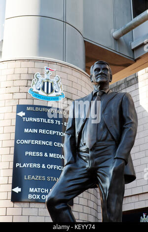 Statue von Sir Bobby Robson in Newcastle-upon-Tyne, England. Das Denkmal steht zu Ehren des ehemaligen Newcastle und England football manager. Stockfoto