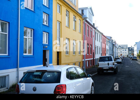 Bunte reykjavik Häuser in einer Reihe mit Blick auf die Straße und geparkte Autos im alten Hafengebiet, Island Stockfoto