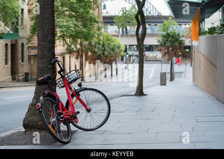 Eines der vielen neuen Fahrräder in Sydney zur Verfügung steht warten gemietet werden Stockfoto