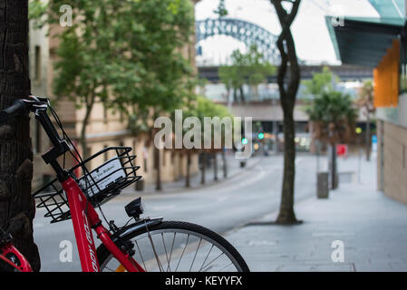 Eines der vielen neuen Fahrräder in Sydney zur Verfügung steht warten gemietet werden Stockfoto