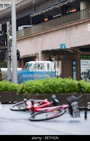 Eines der vielen neuen Fahrräder in Sydney zur Verfügung steht warten gemietet werden Stockfoto