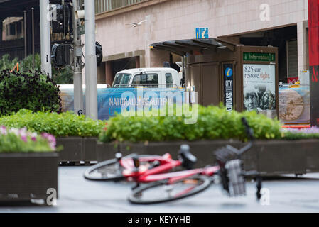 Eines der vielen neuen Fahrräder in Sydney zur Verfügung steht warten gemietet werden Stockfoto