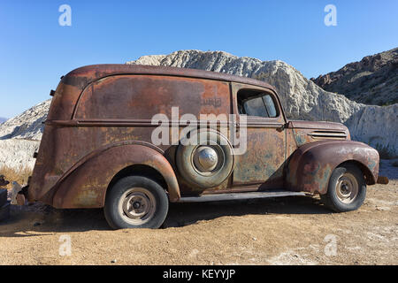 November 9, 2015 Nelson, Nevada, USA: eine rostige Oldtimer in der Wüste gesehen Stockfoto