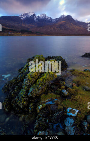 Blaven aus über Loch slapin, Isle of Skye. Im Winter mit blaven Schneebedeckten. vom Ufer an torrin. Stockfoto