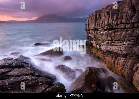 Sonnenuntergang auf der Isle of Skye mit Blick über den Loch scavaig auf die cullin Ridge. lange Belichtung das Wasser zu verwischen mit Wolken von der Sonne beleuchtet Stockfoto