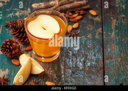 Heißes Getränk von Apple Tee mit Zimtstange. heißes Getränk und Äpfel für den Herbst oder Winter. Stockfoto