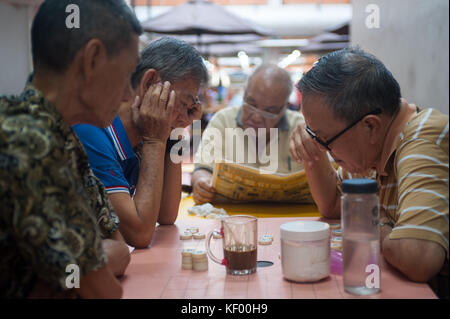 20.10.2017, Singapur, Republik Singapur, Asien - ältere Männer spielen Chinesisches Schach, auch als Xiangqi in Chinatown von Singapur bekannt. Stockfoto