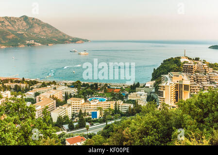 Ansicht des Hotels und der überfüllten Strände der Ferienort Becici, Budva Riviera, Montenegro. Stockfoto