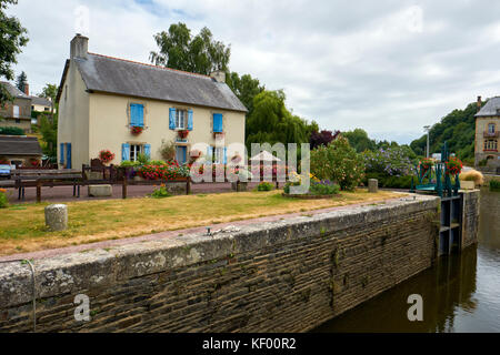 Die Schleuse Keepers Cottage in Rohan auf dem Canal Nantes Brest im Morbihan Bretagne Frankreich Stockfoto