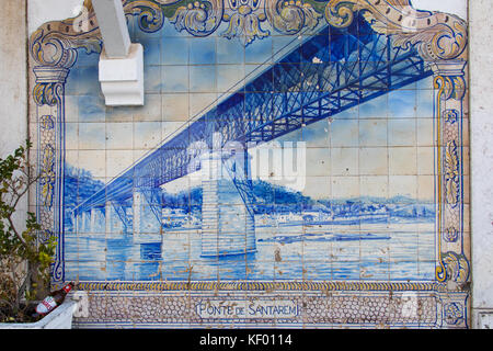 Blauen Keramikfliesen, die historischen Ponte de Santarem, Santarem, Portugal Stockfoto