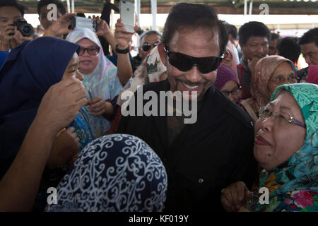 Menschenmassen, die den Sultan von Brunei (Gläser) vor der Zeremonie eine neue Fußgängerbrücke in Bandar Seri Begawan zu öffnen, Teil der feiern 50 Jahre des Sultans auf dem Thron. Bruneis Sultan Hassanal Bolkiah markiert seine 50 Jahre auf dem Thron im Oktober 2017 mit einer Reihe von extravaganten Goldenen Jubiläum feiern. Bandar Seri Begawan ist die Hauptstadt von Brunei, einem winzigen Land auf der Insel Borneo Stockfoto