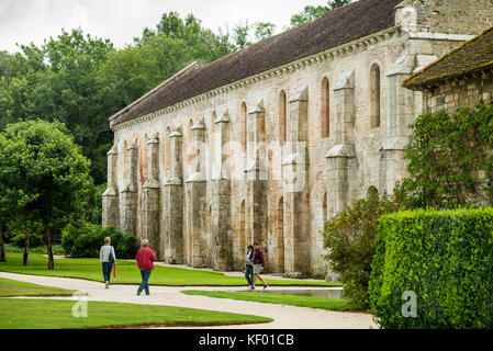 Blick auf die berühmten Zisterzienser Abtei von Fontenay, ein UNESCO-Weltkulturerbe seit 1981, Burgund, Frankreich, Europa. Stockfoto