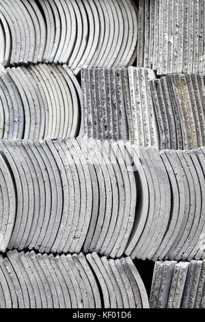 Zusammenfassung Hintergrund aus gestapelten halbrunde Fliesen, Fokus auf den Vordergrund. Stockfoto