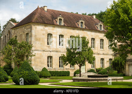 Blick auf die berühmten Zisterzienser Abtei von Fontenay, ein UNESCO-Weltkulturerbe seit 1981, Burgund, Frankreich, Europa. Stockfoto