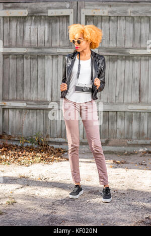 Lifestyle portrait einer afrikanischen Frau auf der hölzernen Hintergrund Stockfoto