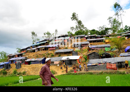 Rohingya-flüchtlinge Freitag Beten in offenen Platz an der palongkhali provisorischen Lager in Cox's Bazar, Bangladesch, am Oktober 06, 2017 nach der Einheit Stockfoto