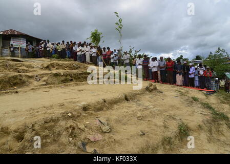 Rohingya-flüchtlinge Freitag Beten in offenen Platz an der palongkhali provisorischen Lager in Cox's Bazar, Bangladesch, am Oktober 06, 2017 nach der Einheit Stockfoto