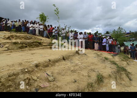 Rohingya-flüchtlinge Freitag Beten in offenen Platz an der palongkhali provisorischen Lager in Cox's Bazar, Bangladesch, am Oktober 06, 2017 nach der Einheit Stockfoto