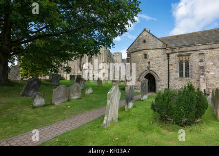 Die St. Agatha Kirche und Easby Abbey in der Nähe von Richmond, North Yorkshire. Stockfoto