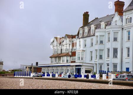 Das Hotel Brudenell liegt direkt am Meer in Aldeburgh, Suffolk, Großbritannien. Stockfoto