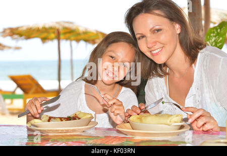 Mutter und Tochter Essen im Cafe Stockfoto