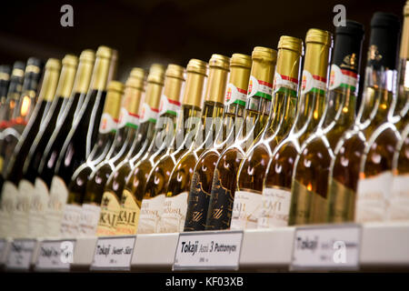 Horizontale Nahaufnahme von Flaschen Wein in Budapest. Stockfoto