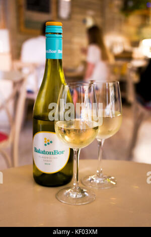 Vertikale Nahaufnahme von einer Flasche ungarischen Wein in einem Restaurant. Stockfoto