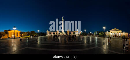 Horizontale Panoramablick Heldenplatz in Budapest bei Nacht. Stockfoto