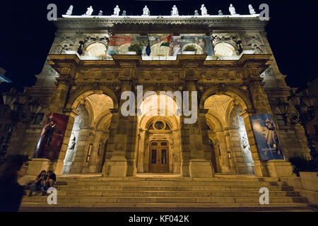 Horizontale Ansicht der Ungarischen Staatsoper in Budapest bei Nacht. Stockfoto