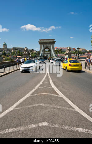 Vertikale Ansicht von der Kettenbrücke in Budapest. Stockfoto