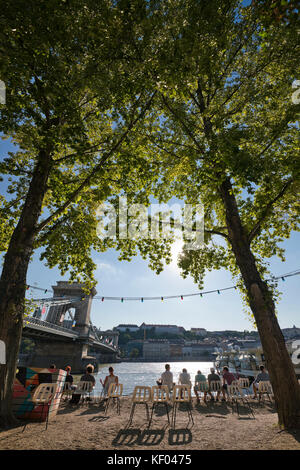 Vertikale Ansicht eines Pop-up-Bar am Ufer der Donau in Budapest. Stockfoto