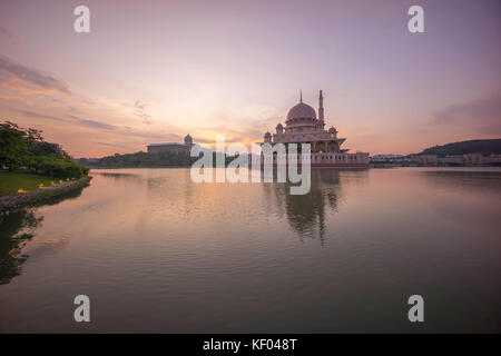 Schönen Sonnenaufgang in Putrajaya Moschee mit Reflektion Stockfoto