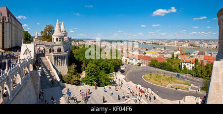 Horizontale Panoramablick von der Fischerbastei auf Budapest. Stockfoto