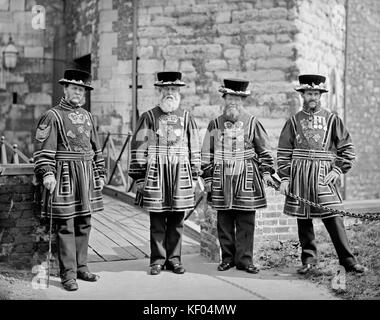 Yeoman Gefängniswärter und Yeoman Warders im Tower von London, 1873 - 8. York & Sohn nasse Collodium Glasplatte negativ. Privilegierte Besucher zugelassen. Stockfoto