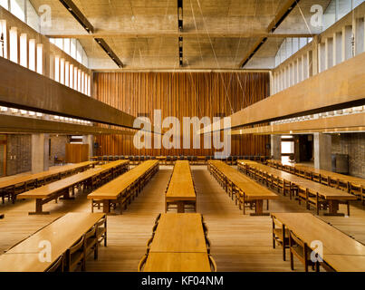 Zentrales Gebäude, Churchill College, Geschichten, Cambridge, Cambridgeshire. 1961 - 68. Sheppard Robson und Partner. Innenraum der Speisesaal. NHLE 122 Stockfoto