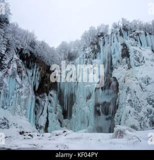 Veliki Slap, Sinne großen Wasserfall, in Schnee und Eis bedeckt, Nationalpark Plitvicer Seen, Kroatien, Januar Stockfoto