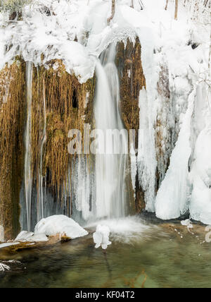 Wasser fließt über tuffstein Dämme, Nationalpark Plitvicer Seen, Kroatien, Januar 2017 Stockfoto