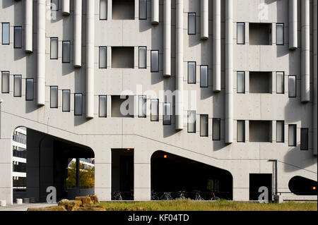 Roger Stevens Gebäude, Kanzler, Universität Leeds, Leeds, Yorkshire. 1970, von Chamberlin, Powell und Bon. Detail Ansicht West Elevation. Stockfoto