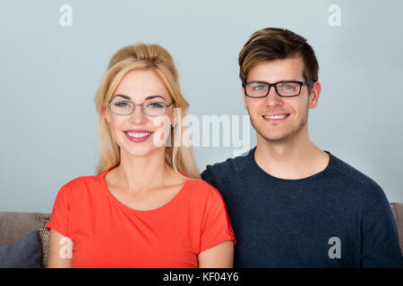 Portrait der junge lächelnde Paar mit Brille Stockfoto