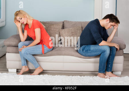 Traurig Wütend Scheidung Paar Sitzen Zurück Zu Rücken Auf Sofa Zu Hause Stockfoto