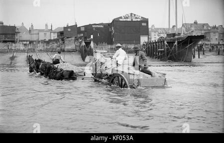 Shoreham von Meer, West Sussex. Eine teilweise unter Wasser Pferdekutsche ballast Warenkorb im Meer aus Shoreham Hafen, vor den Räumlichkeiten der Verstauen und Sohn Y Stockfoto