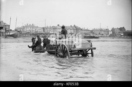 Shoreham von Meer, West Sussex. Eine teilweise-horse-drawn Ballast Warenkorb im Meer aus Shoreham Hafen. Per E J Bedford zwischen 1905 fotografierte eine Stockfoto