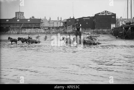 Shoreham von Meer, West Sussex. Zwei Pferden gezogenen Ballast Karren im Meer neben der Helling von Verstauen und Sohn Yacht Builders, Shoreham Hafen. Photograp Stockfoto