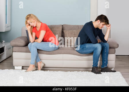 Traurig wütend Betrügen Paar Rücken an Rücken Sitzen auf einem Sofa zu Hause Stockfoto
