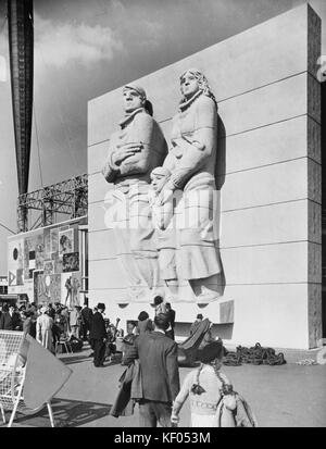 Festival von Großbritannien, South Bank, Lambeth, London. Siegfried Charoux der Skulptur "Der Inselbewohner auf dem Fluss ausgestellt an der South Bank Exhibiti Spaziergang Stockfoto