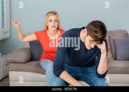 Depressive Scheidung Frau Sitzt Auf Der Couch Mit Streit Mit Mann Über Untreue Zu Hause Stockfoto