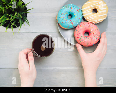 Donuts auf blauem Hintergrund, Kopieren, Ansicht von oben Stockfoto