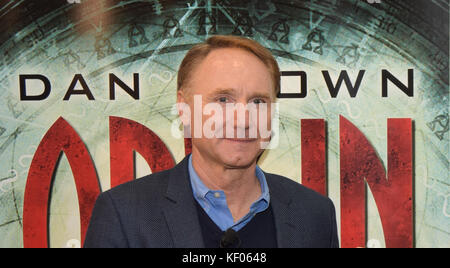 Frankfurt, Deutschland. Oktober 2017. Dan Brown (* 1964) präsentiert sein neuestes Buch Origin, den neuesten Teil der Robert Langdon Buchreihe in einer Presse Stockfoto