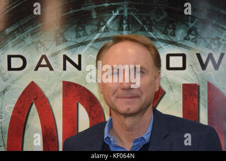 Frankfurt, Deutschland. Oktober 2017. Dan Brown (* 1964) präsentiert sein neuestes Buch Origin, den neuesten Teil der Robert Langdon Buchreihe in einer Presse Stockfoto